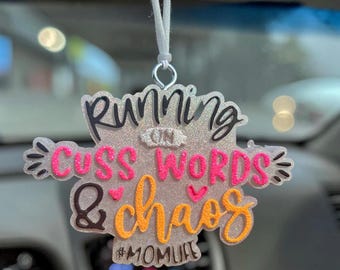 Ambientador para coche hecho a mano para mamás: ambientador para el espejo retrovisor con el lema "Running on Cuss Words & Chaos" (Corriendo a base de palabrotas y caos).
