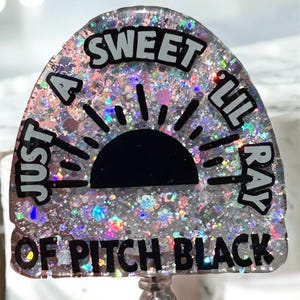 Badge rétractable « Ray of Pitch Black » scintillant scintillant | Badge d'identification drôle d'infirmière | Cadeau mignon pour collègue | Clip pour badge humour noir | Soleil noir