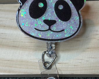Porta credencial retráctil con forma de cara de panda y pinza de cocodrilo