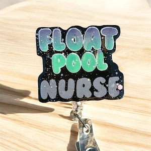 Könnte beinhalten: Ein schwarzes, glitzerndes Ausweis-Jojo mit den Worten "FLOAT POOL NURSE" in einem Farbverlauf von Blau und Grün. Das Ausweis-Jojo hat einen silbernen Clip und eine einziehbare Kordel, ideal für Pflegekräfte.