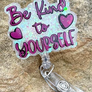 Badge scintillant « Soyez gentil avec vous-même » | carte d'identité rétractable scintillante | Conception de coeur | Clip pour infirmière/enseignant | Message positif | Motivation