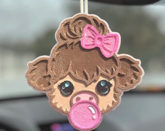 Highland Kuh Auto Freshie mit rosa Schleife & Bubblegum, niedlicher Kuh Lufterfrischer, mädchenhafter Autoanhänger, individuelles Duftgeschenk für Sie