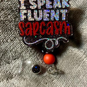 Insigne Snarky I Speak Fluent Sarcasm | Support rétractable pour carte d'infirmière | Insigne d'humour au travail | Humour relatif aux soins de santé | Pièce d'identité médicale