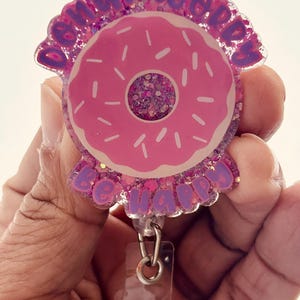 Donut Worry - Bobine de badge pour amateurs de beignets joyeux | Porte-carte d'identité original pour infirmière | Cadeau encourageant pour les gourmets | Bobine rétractable à vibrations positives