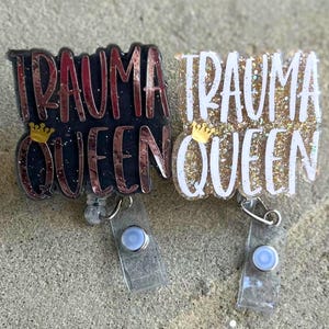 Badge brillant Trauma Queen - Bobine rétractable ER | Porte-carte d'identité amusant pour infirmière | Pince crocodile pour service d'urgence | Cadeau unique pour le personnel hospitalier
