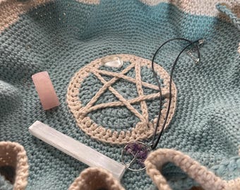 Mint Green Crochet Crystal Bag Set – Pentacle and Crescent Moon Ritual Pouch – Witch Gift with Rose Quartz, Selenite & Amethyst Necklace