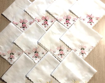 Pañuelos vintage con bordados florales y bordes festoneados.