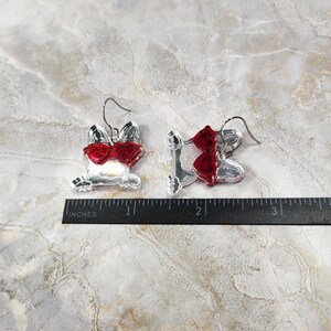 French Bulldog Earrings: Valentine Acrylic Frenchie with Heart Glasses afbeelding 8