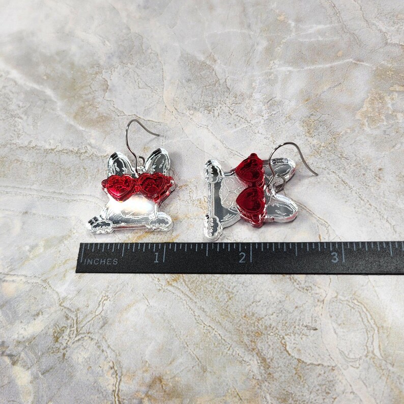 French Bulldog Earrings: Valentine Acrylic Frenchie with Heart Glasses afbeelding 8