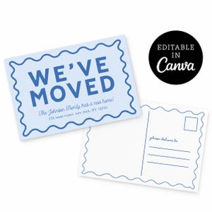 Puede incluir: Una postal de anuncio de mudanza azul claro con un borde ondulado azul oscuro. El texto dice WE'VE MOVED, The Johnson Family has a new home!, y 123 main street, new york, NY 12345. Una segunda postal blanca muestra un recuadro para sello y líneas.