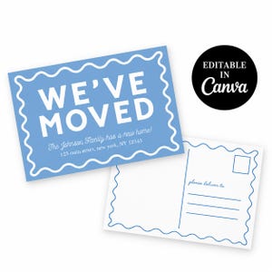 Puede incluir: Una postal de anuncio de mudanza azul claro con un borde ondulado blanco. El texto dice WE'VE MOVED, The Johnson Family has a new home!, y 123 main street, new york, NY 12345. Una segunda postal blanca muestra un recuadro para sello y líneas.