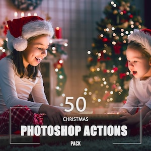 Può includere: Due bambini con cappelli di Babbo Natale aprono una scatola regalo davanti a un albero di Natale con luci scintillanti. Il testo sulla scatola recita "50 azioni Photoshop di Natale Pack".