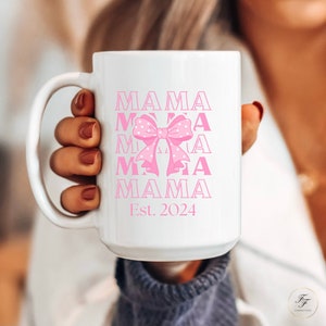 Coquete personalizada com laço rosa Mama caneca de café, carta do time do colégio, ano personalizado 2024, xícara de chá, nova mãe, presente de chá de bebê, sua gravidez