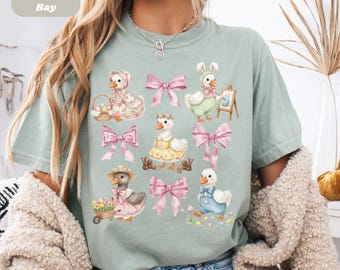 Camisa de cuello redondo, estilo preppy y coqueta con lazos de gansos de Pascua de Comfort Colors, regalo estético para amantes de los gansos, camiseta de collage linda, suave y moderna de la era femenina.
