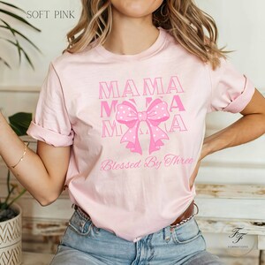 Camiseta Triplet Mama Coquette, camiseta macia feminina com laço da era, camiseta com letras do time do colégio, camiseta rosa, top gráfico, presente de dia das mães, nova mãe