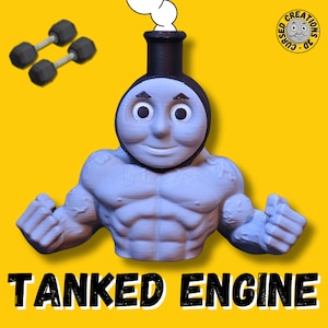 Könnte beinhalten: Eine blaue und schwarze 3D-gedruckte Figur eines Cartoon-Zugg-Motors mit einem muskulösen, menschenähnlichen Körper. Der Motor beugt seine Bizeps und hat ein freundliches Gesicht. Der Text "TANKED ENGINE" ist unter der Figur gedruckt.