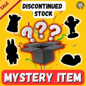 Puede incluir: Un letrero de madera rústica blanca con la palabra "Welcome" escrita a mano. Tiene un pequeño corazón decorativo adjunto. El fondo es una imagen borrosa de madera, creando una estética rústica.