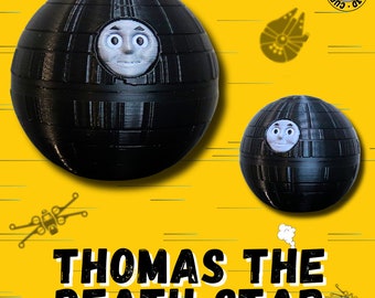 Può includere: Un modello stampato in 3D in bianco e nero della Morte Nera di Star Wars, con il viso di Thomas il Treno in centro. Il modello è su uno sfondo giallo con il testo "Thomas the Death Star" sotto.