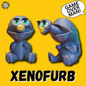 Può includere: Due figure grigie di Xenofurb con occhi verdi e becchi gialli sono mostrate su uno sfondo giallo. Una figura ha un fumetto che dice "GAME OVER MAN!". La parola "XENOFURB" è scritta in lettere nere.