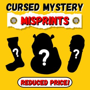 Puede incluir: Un fondo amarillo con el texto "Cursed Mystery Misprints" en rojo y blanco. Tres siluetas negras de figuras misteriosas con signos de interrogación sobre un fondo amarillo. El texto "Reduced Price!" está en rojo y blanco.