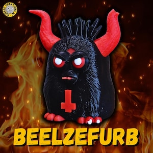 Peut inclure: Un jouet en peluche noir et rouge avec des cornes, une crête noire hérissée et une croix rouge inversée sur la poitrine. Le jouet est placé sur un fond de flammes. Le texte "BEELZEFURB" est écrit en lettres jaunes en bas de l'image.