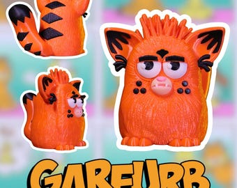 Può includere: Statuetta Garfurb arancione con dettagli neri, tra cui orecchie, coda e segni sul viso. La statuetta ha un design a cartoni animati, con una testa a ciuffi e un'espressione scontrosa. La parola "GARFURB" è scritta in lettere arancioni.