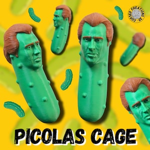 Può includere: Un cetriolo verde a forma di testa di Nicolas Cage. Il cetriolo è su uno sfondo giallo con altri cetrioli verdi.