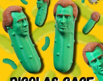 Peut inclure: Un cornichon vert en forme de tête de Nicolas Cage. Le cornichon est sur un fond jaune avec d'autres cornichons verts.