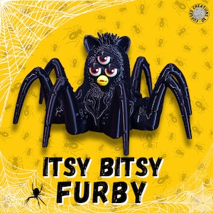 Può includere: Un giocattolo Furby nero e viola con tre occhi e un becco giallo, trasformato in un ragno con otto zampe. Il giocattolo è su uno sfondo giallo con un motivo a ragnatela.