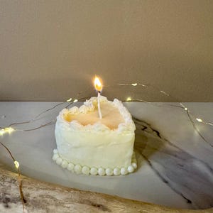 Happiness Aromatherapie-Kerzen – stimmungsaufhellendes natürliches Sojawachs – schadstofffreie und biologisch abbaubare Kerze – alles Gute zum Geburtstagskuchen