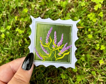 Könnte beinhalten: Ein quadratischer Aufnäher mit weißem, gewelltem Rand mit einem floralen Design. Das Design umfasst lila Lavendelblüten mit gelben Stielen und grünen Blättern auf grünem Hintergrund.
