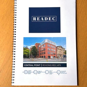 以下が含まれることがあります： 白のリング綴じドキュメント。紺色の背景に白い文字で「READEC」と書かれています。下には、「CENTRAL POINT | READING RG1 4PS」というテキストが入った建物の写真があります。