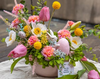 Ręcznie robiona kompozycja kwiatowa z wielkanocnym zajączkiem, różowe tulipany, wiosenna dekoracja stołu