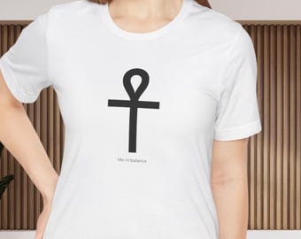 ミニマリストシャツ：アンクラインアートTシャツ、エジプトの精神的シンボル、神聖なバランスグラフィック