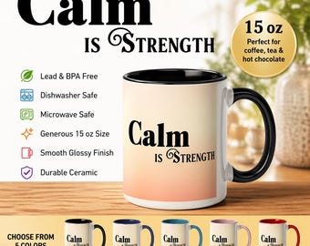 Pode incluir: Caneca de cerâmica branca com alça e borda pretas, com o texto "Calm is Strength". A caneca tem um design gradiente e 444 ml de capacidade. Canecas adicionais em azul, azul claro, rosa e vermelho também são mostradas.