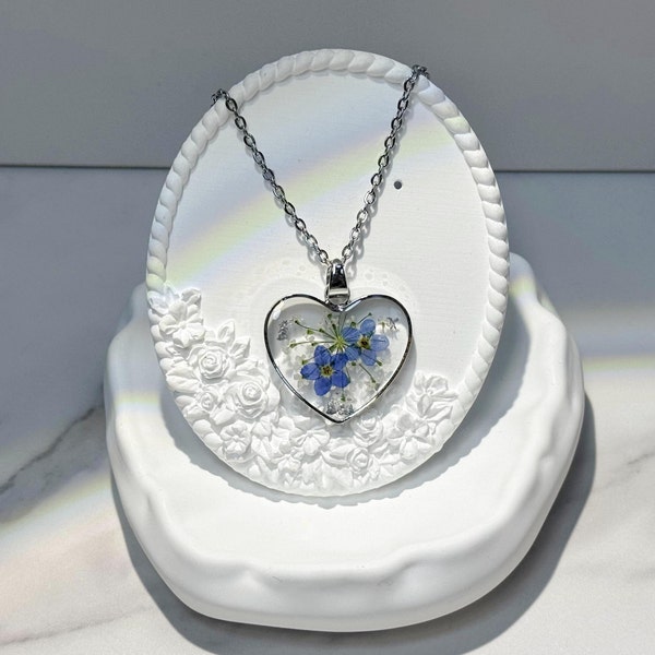 Collier fleurs myosotis en résine, collier en argent, bijoux fleurs pressées, pendentif coeur, collier fleurs véritables, collier coeur pour femme