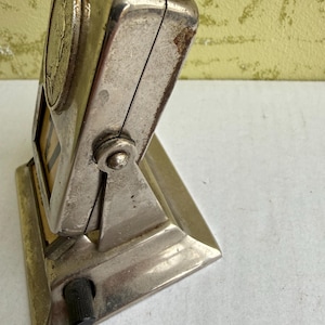Calendário de mesa dobrável em metal. Vintage URSS. Década de 1970. Bom estado. Funcionando. RARO. Conjunto completo. imagem 4