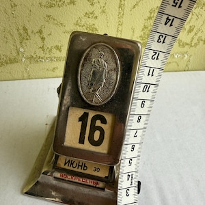 Calendário de mesa dobrável em metal. Vintage URSS. Década de 1970. Bom estado. Funcionando. RARO. Conjunto completo. imagem 3