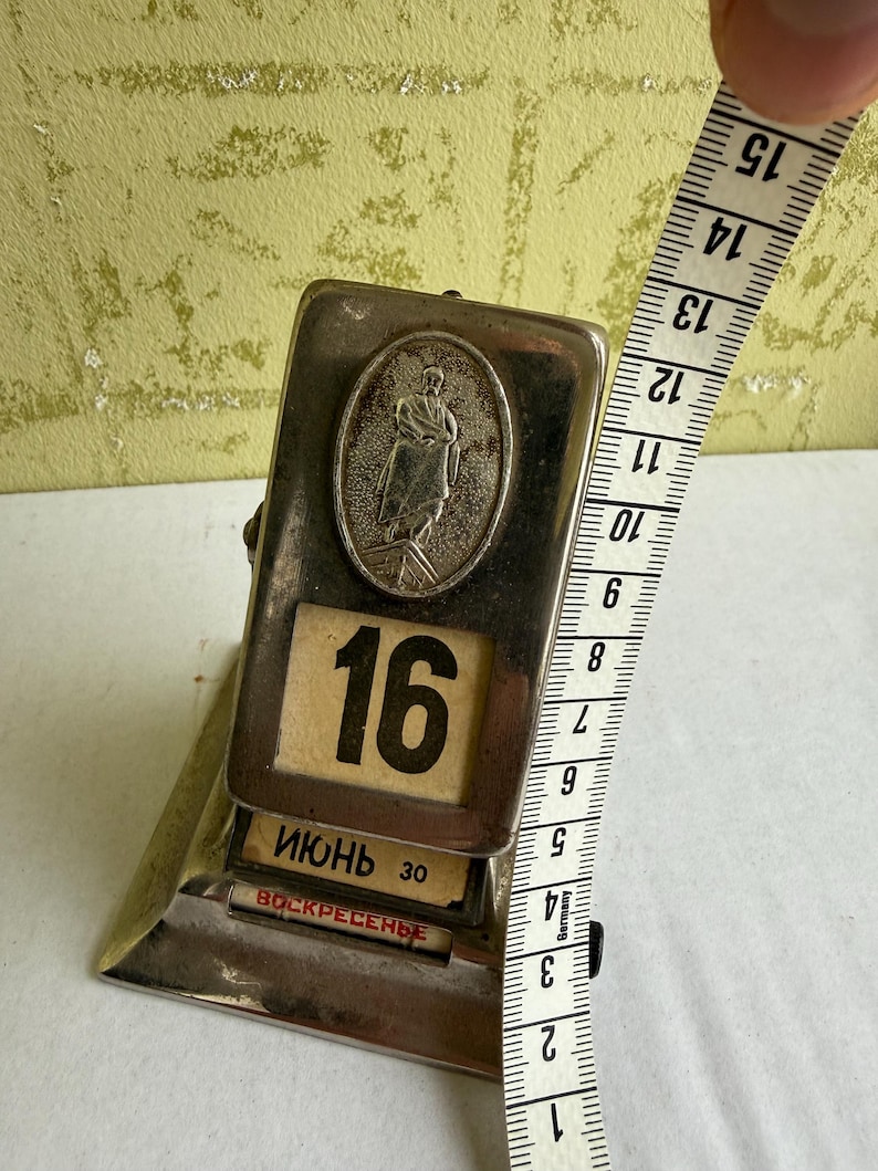 Calendário de mesa dobrável em metal. Vintage URSS. Década de 1970. Bom estado. Funcionando. RARO. Conjunto completo. imagem 3