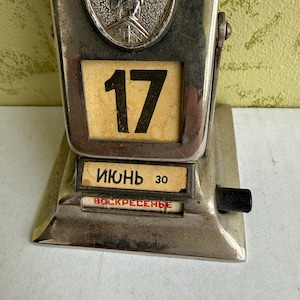 Calendário de mesa dobrável em metal. Vintage URSS. Década de 1970. Bom estado. Funcionando. RARO. Conjunto completo. imagem 7