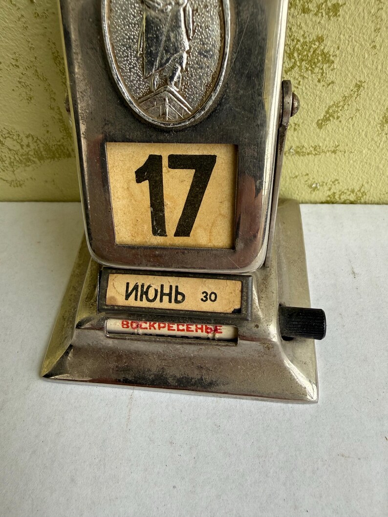 Calendário de mesa dobrável em metal. Vintage URSS. Década de 1970. Bom estado. Funcionando. RARO. Conjunto completo. imagem 7