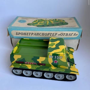 Vintage Militär-Raupenlaster BTR, batteriebetriebenes Spielzeug aus der UdSSR/Sowjetunion – funktionsfähig. Originalverpackung. Neuwertiger Zustand. Leichtmetall.