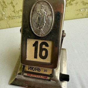 Calendário de mesa dobrável em metal. Vintage URSS. Década de 1970. Bom estado. Funcionando. RARO. Conjunto completo. imagem 5