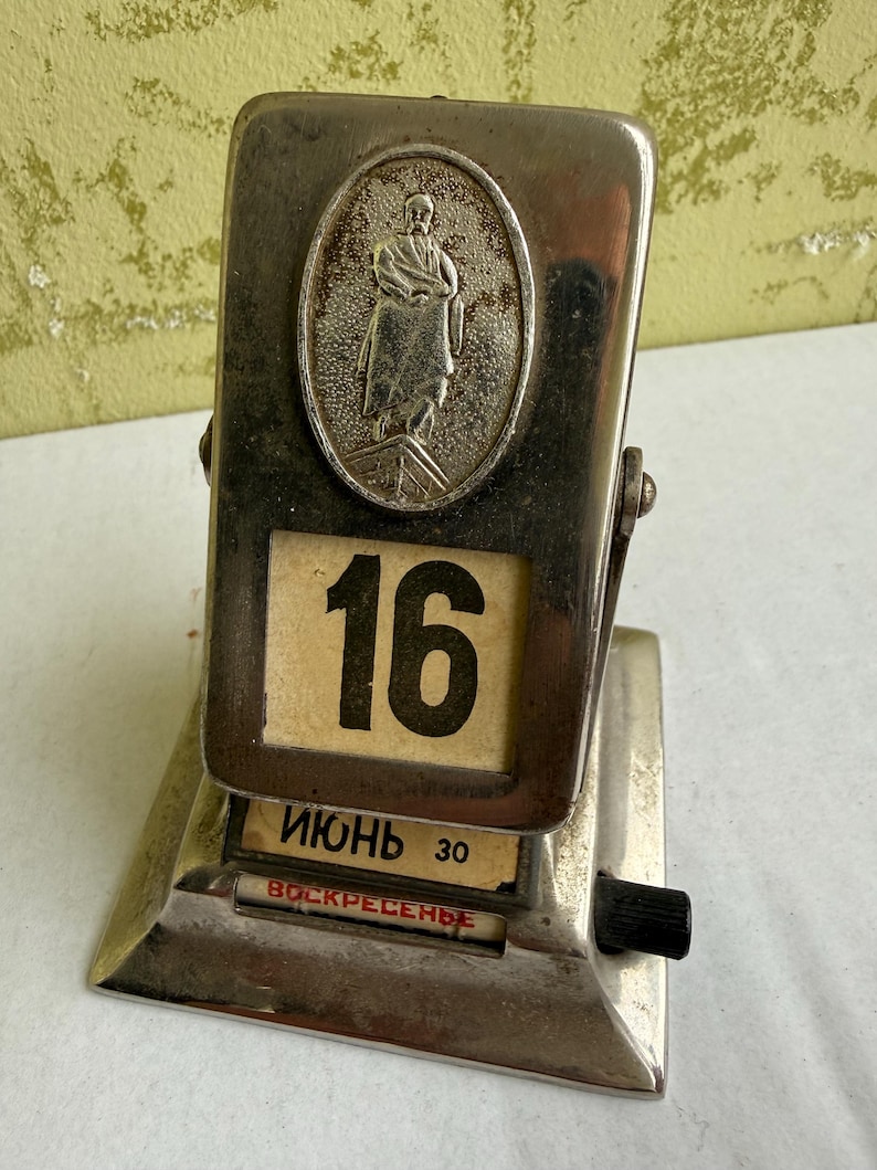 Calendário de mesa dobrável em metal. Vintage URSS. Década de 1970. Bom estado. Funcionando. RARO. Conjunto completo. imagem 5