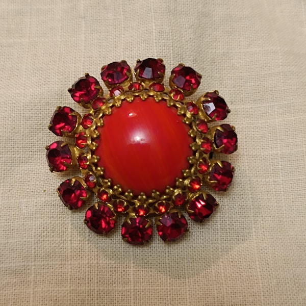 9. Broche vintage d'une belle couleur rouge-or et corail. Sur un manteau sur une robe sur une veste sur les cheveux. En cadeau et souvenir de vacances