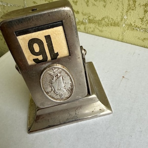 Calendário de mesa dobrável em metal. Vintage URSS. Década de 1970. Bom estado. Funcionando. RARO. Conjunto completo. imagem 2