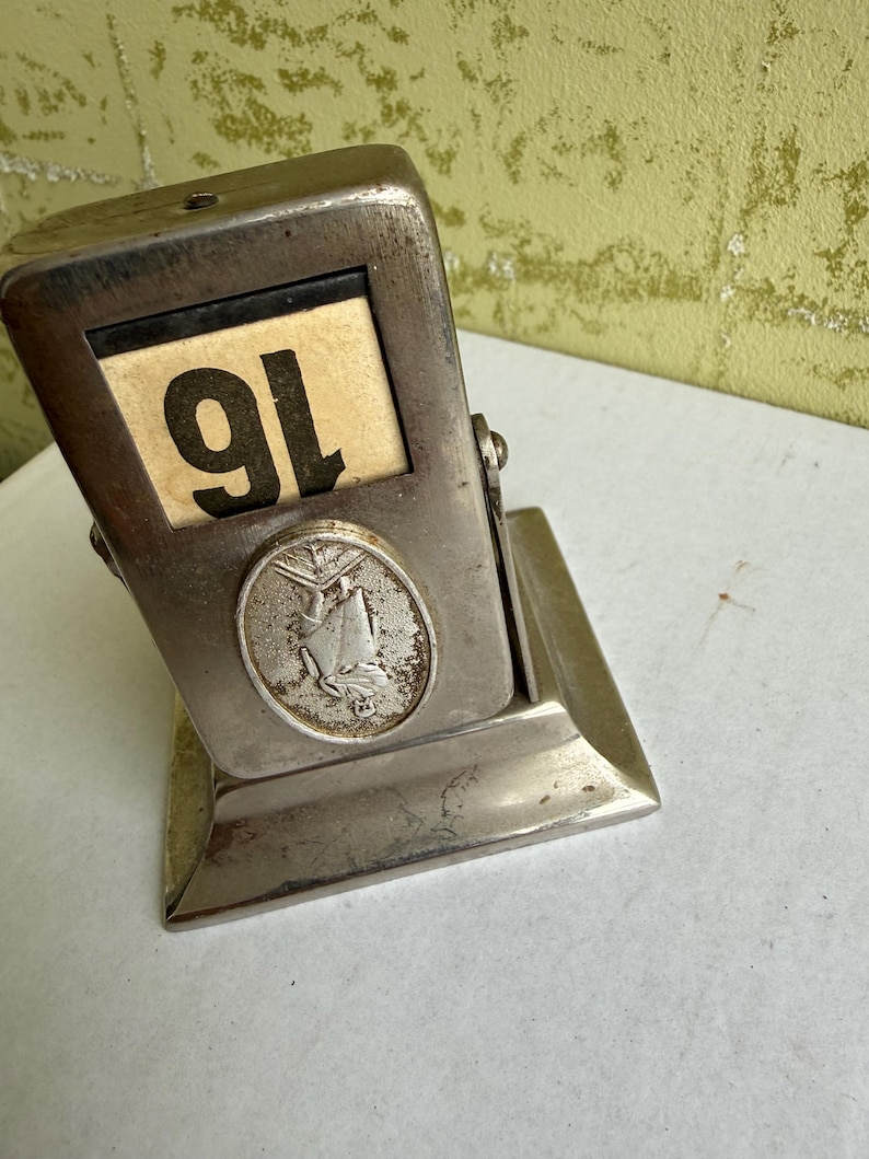Calendário de mesa dobrável em metal. Vintage URSS. Década de 1970. Bom estado. Funcionando. RARO. Conjunto completo. imagem 2