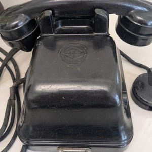 Inductortelefoon in een carbolietbehuizing. Jaren 50. Vintage USSR. Zwart. ZELDZAAM. Goede staat.