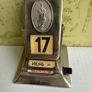 Calendário de mesa dobrável em metal. Vintage URSS. Década de 1970. Bom estado. Funcionando. RARO. Conjunto completo. imagem 1