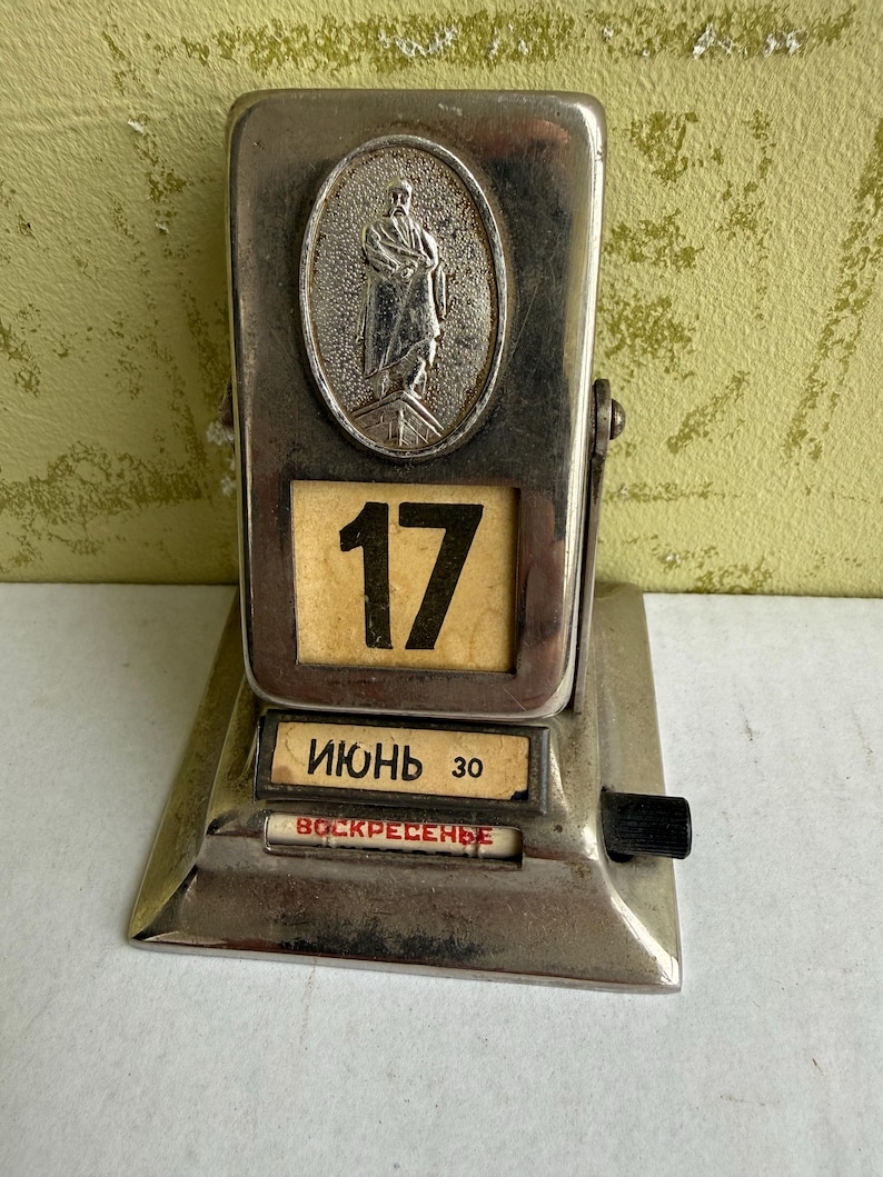 Calendário de mesa dobrável em metal. Vintage URSS. Década de 1970. Bom estado. Funcionando. RARO. Conjunto completo. imagem 1